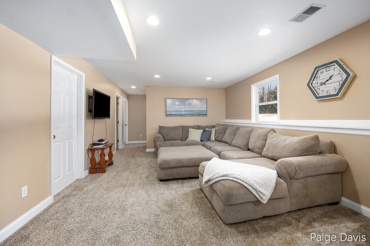 3025 Valley View Drive NE