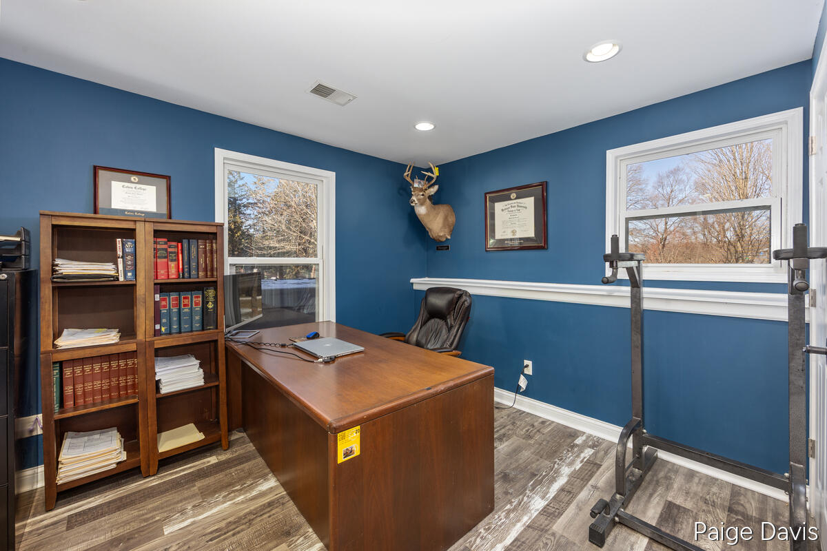 3025 Valley View Drive NE