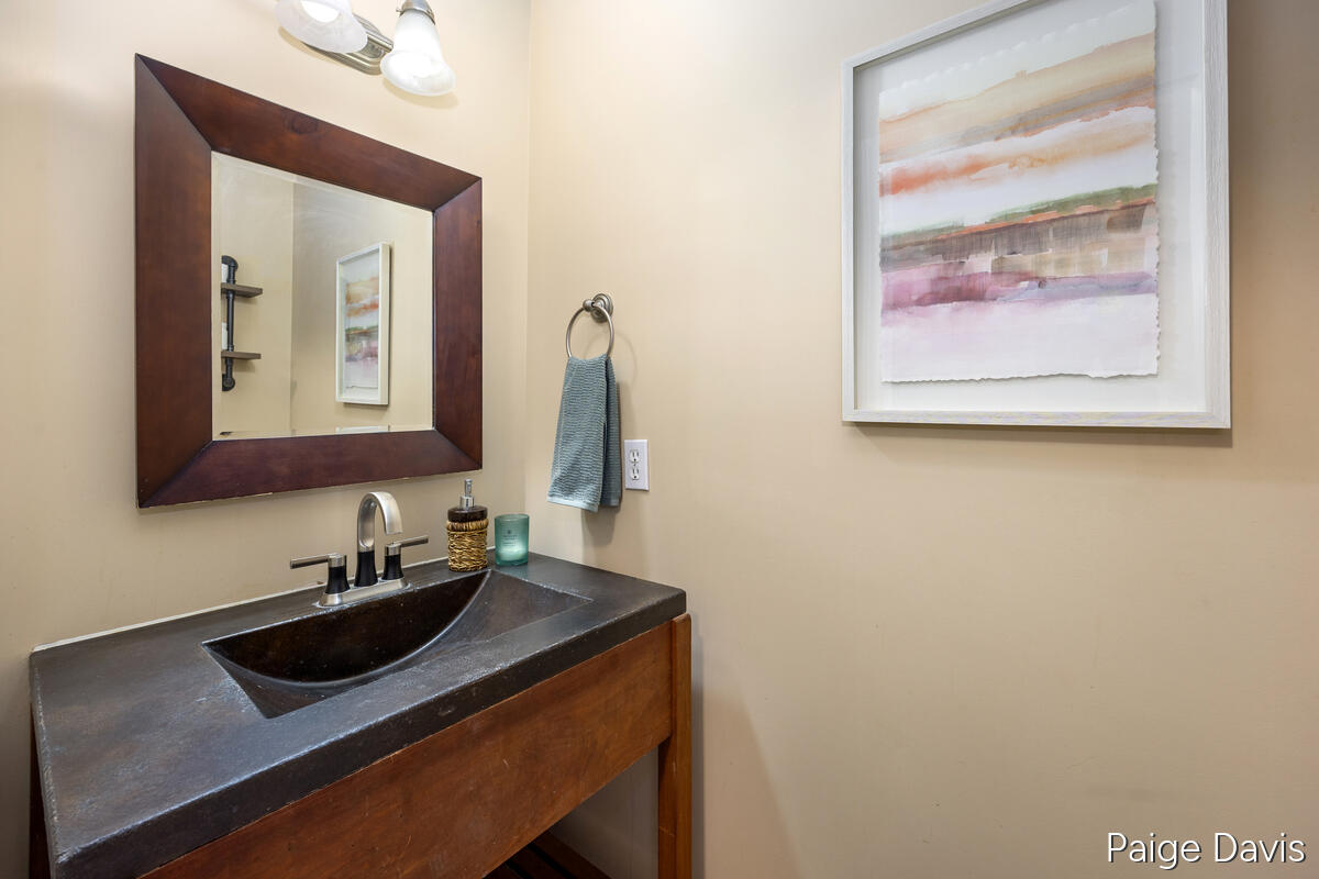 3025 Valley View Drive NE