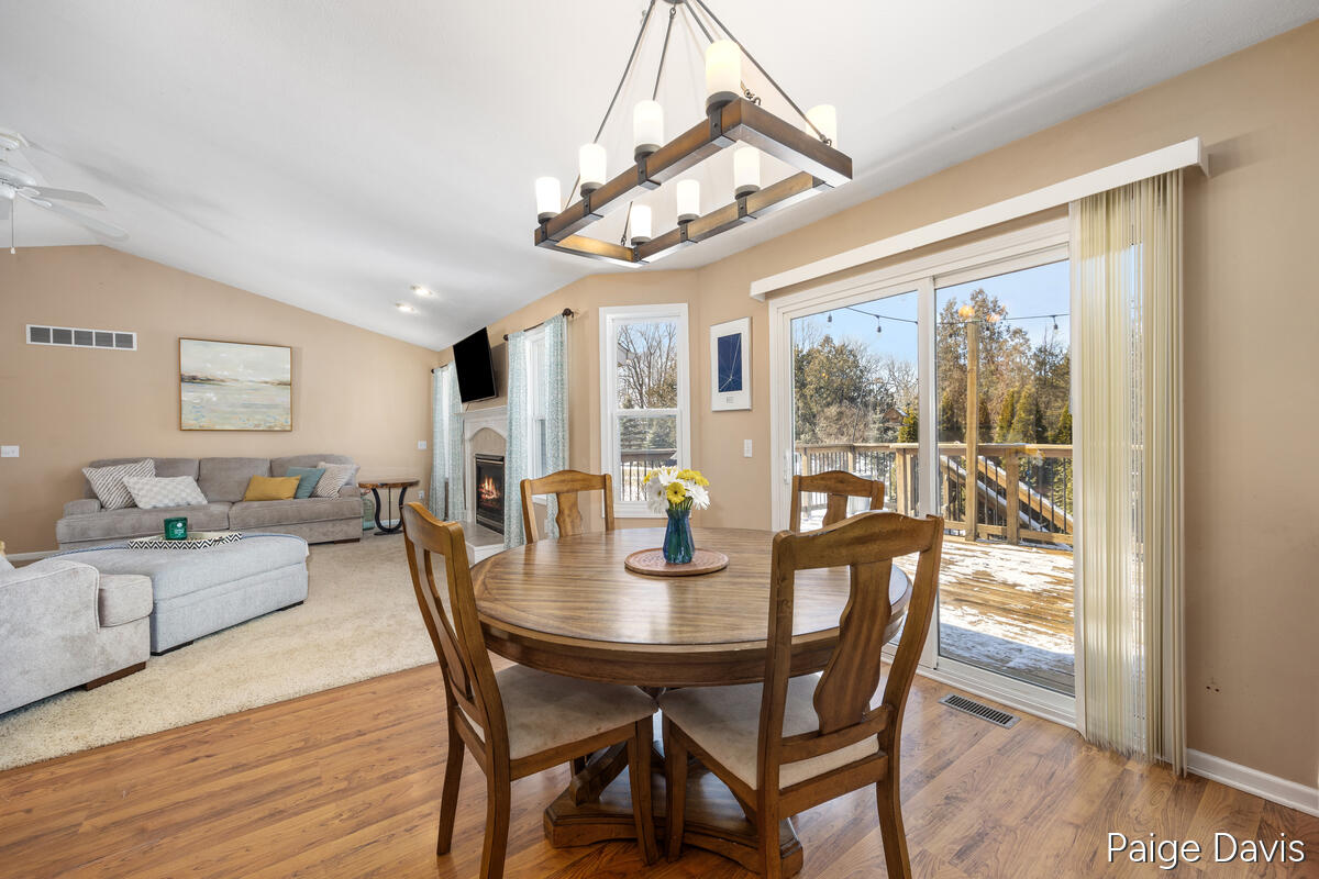 3025 Valley View Drive NE