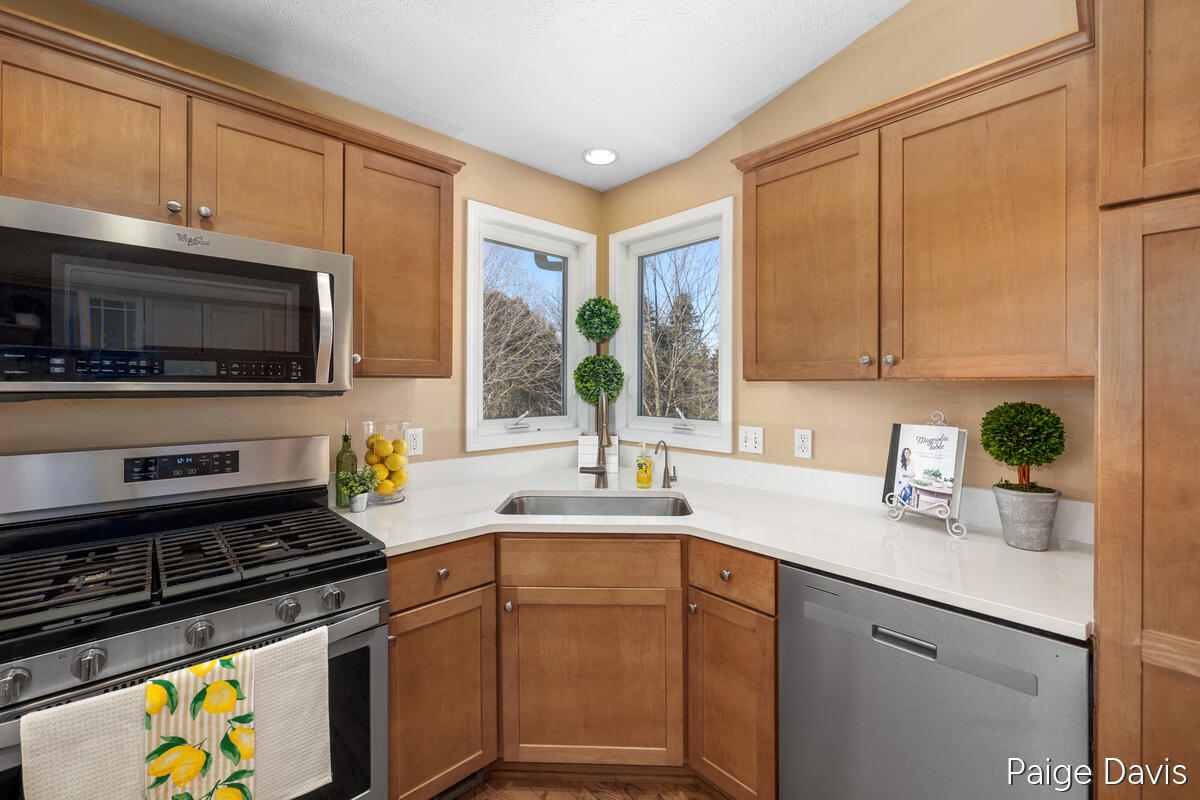 3025 Valley View Drive NE