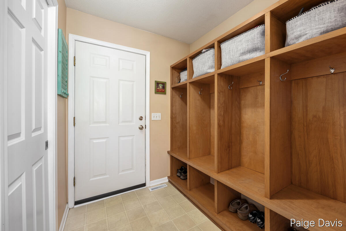 3025 Valley View Drive NE