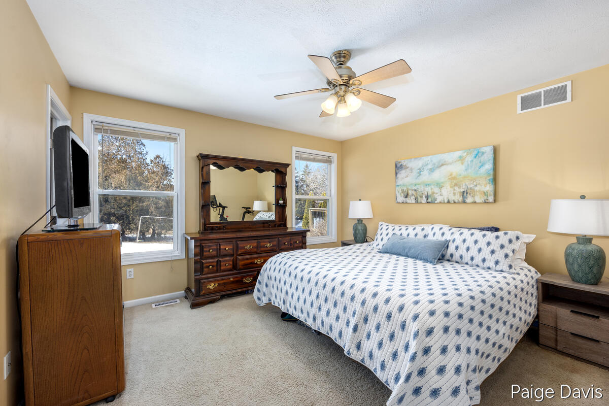 3025 Valley View Drive NE