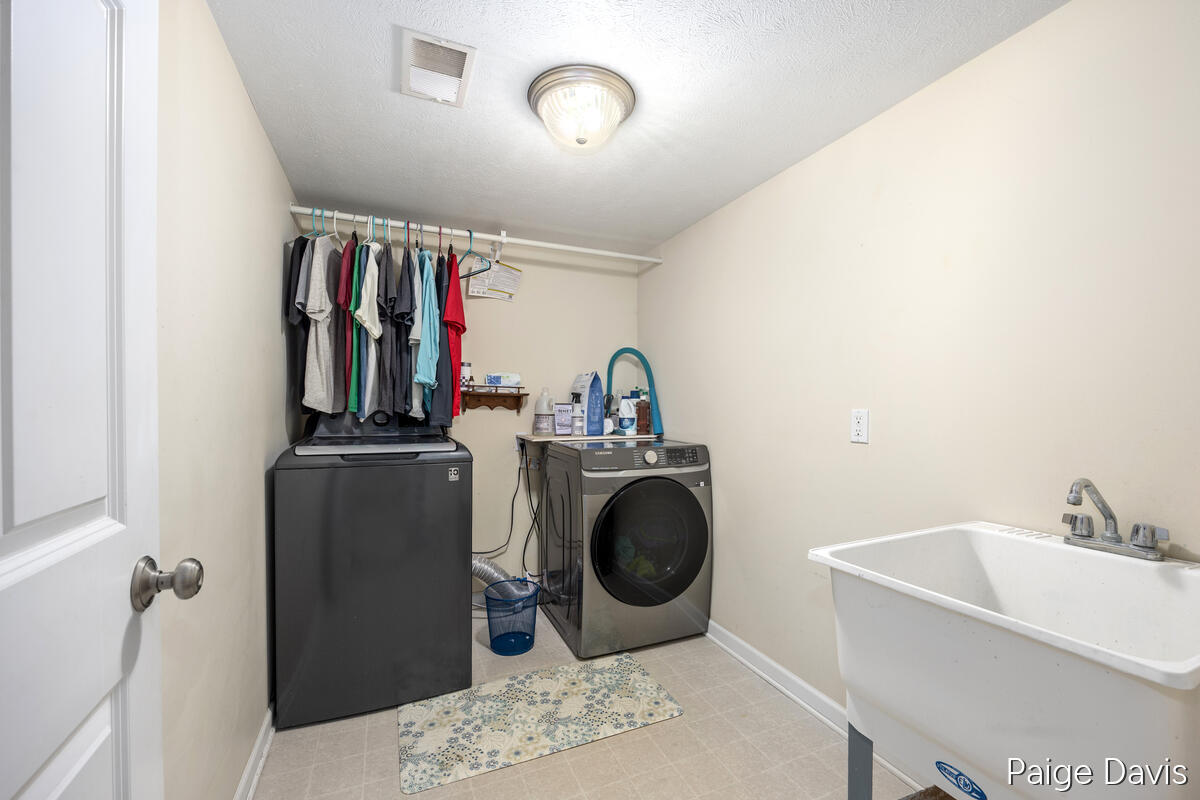 3025 Valley View Drive NE