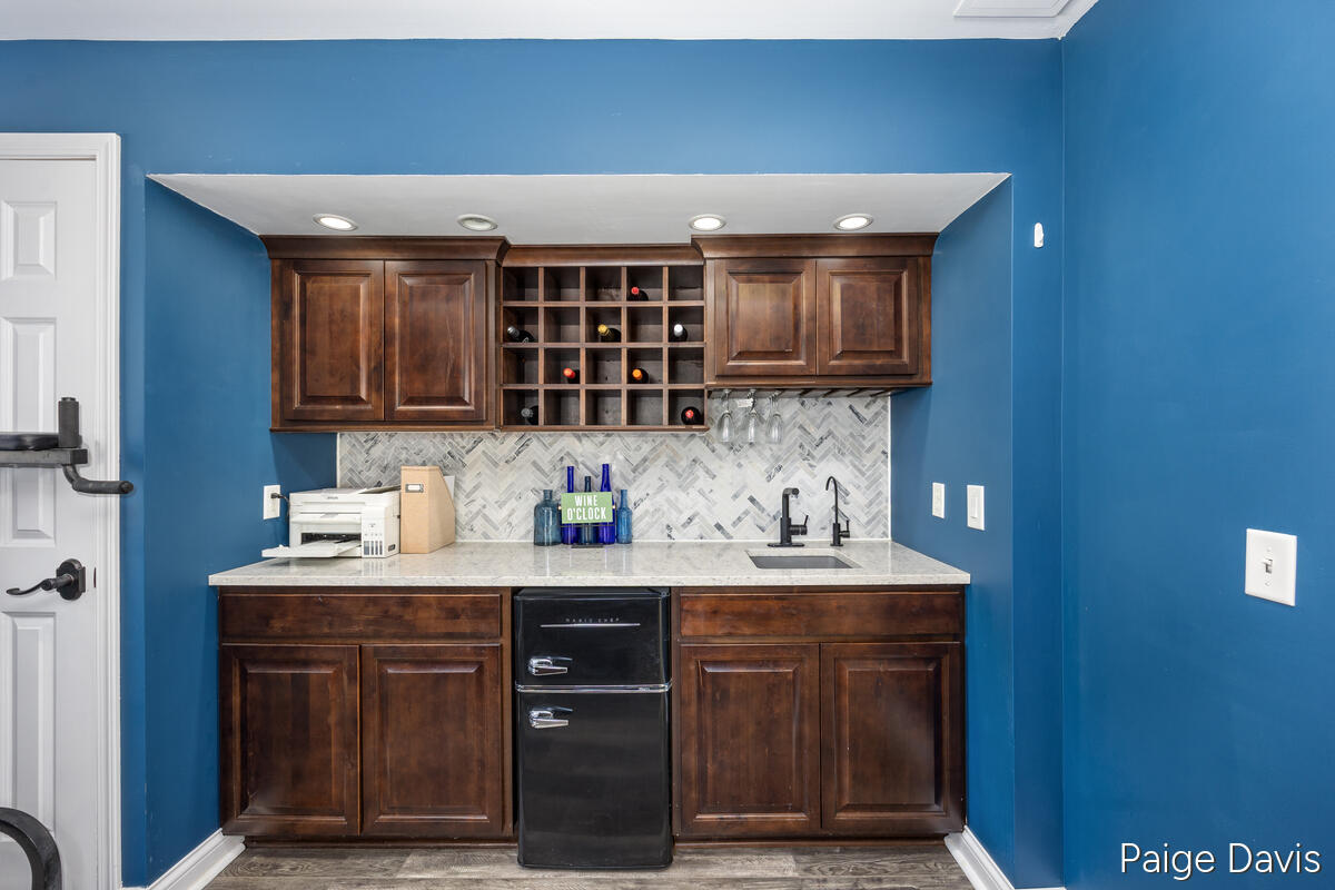 3025 Valley View Drive NE