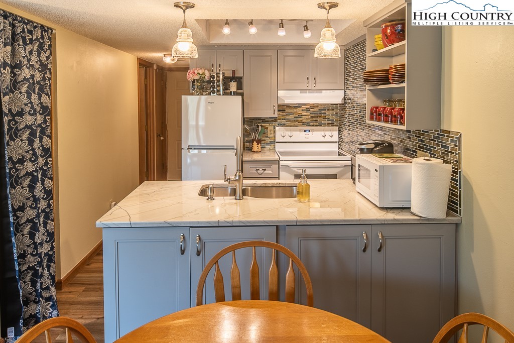 172 Hanging Rock Villas 422