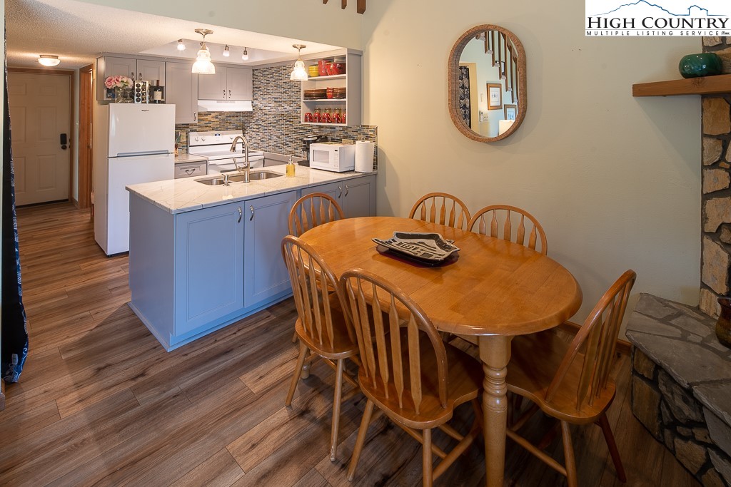 172 Hanging Rock Villas 422
