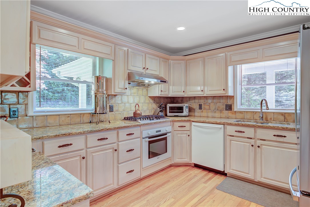 127 Boulder Lane