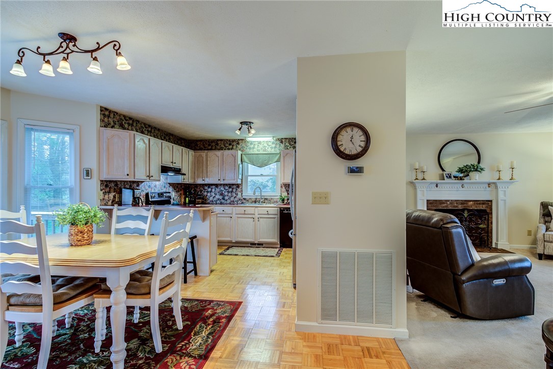 109 E Meadows Lane