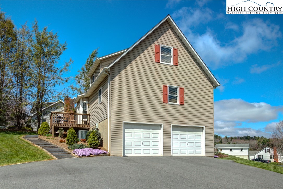 109 E Meadows Lane