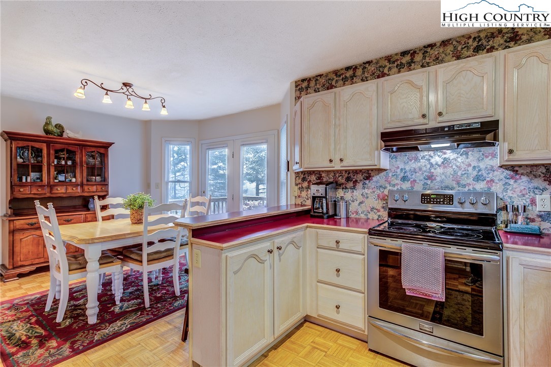 109 E Meadows Lane