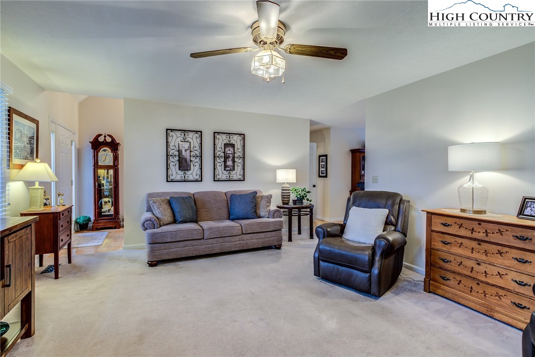 109 E Meadows Lane