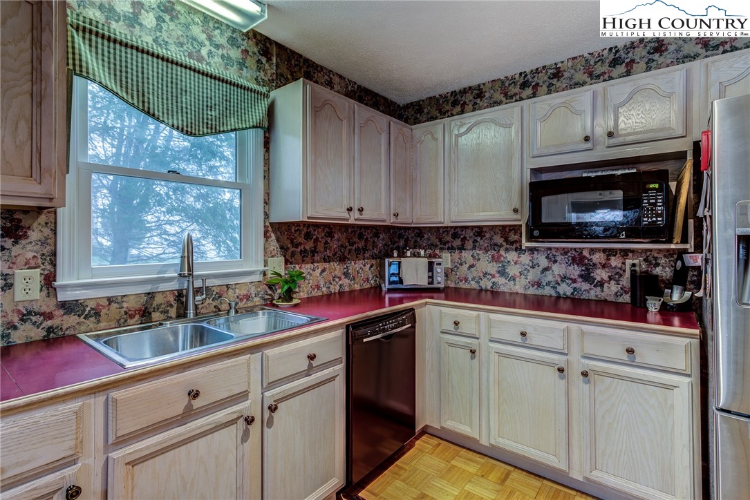 109 E Meadows Lane