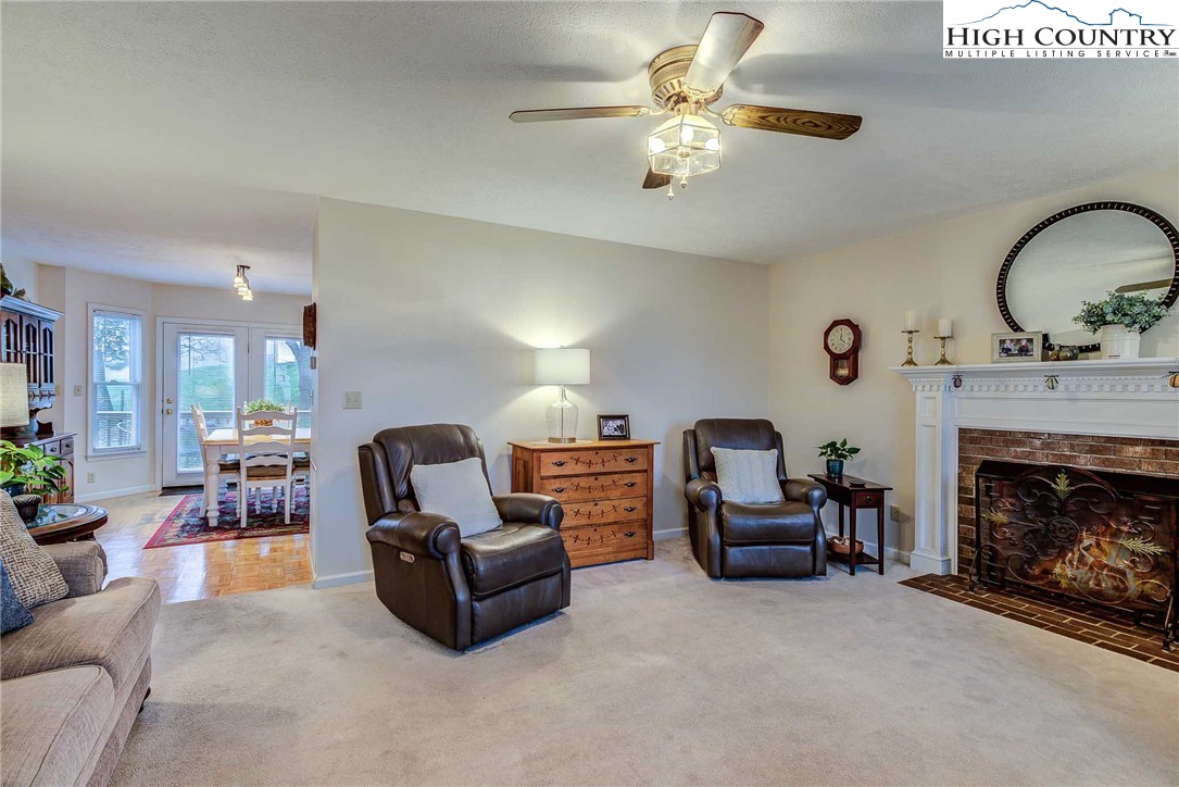 109 E Meadows Lane