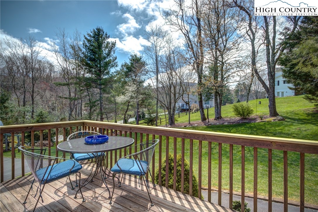 109 E Meadows Lane