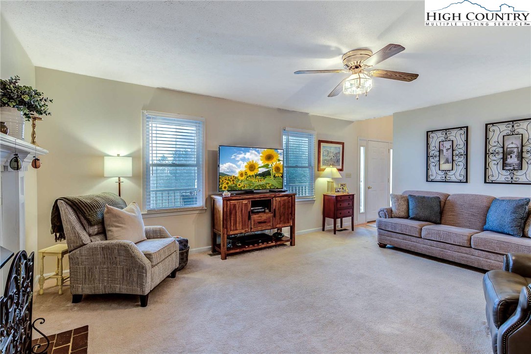 109 E Meadows Lane