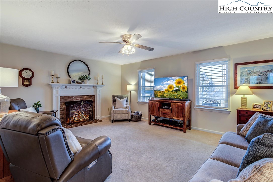 109 E Meadows Lane