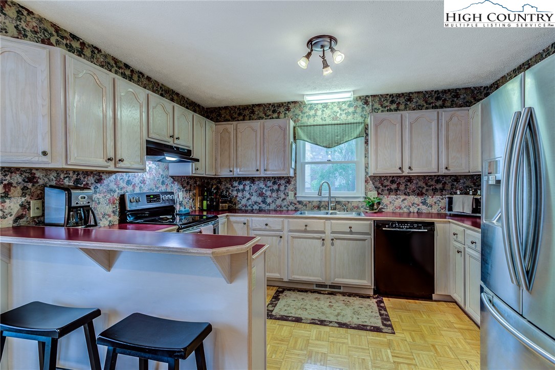 109 E Meadows Lane
