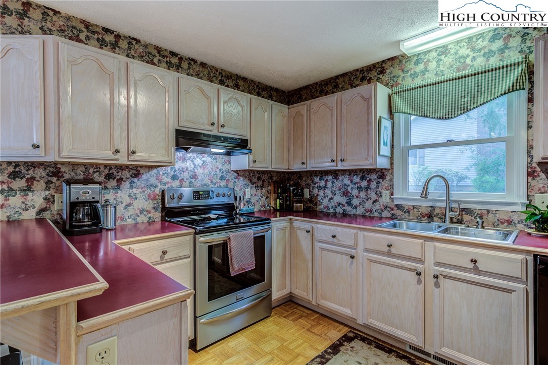 109 E Meadows Lane