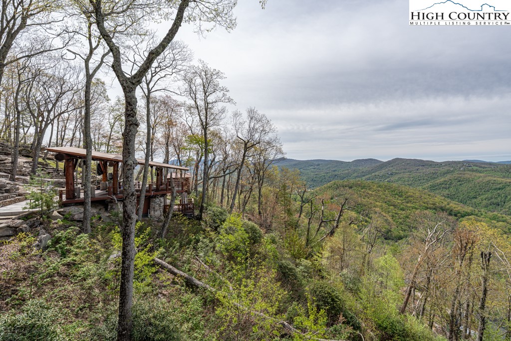 77 N Eagles Nest Trail