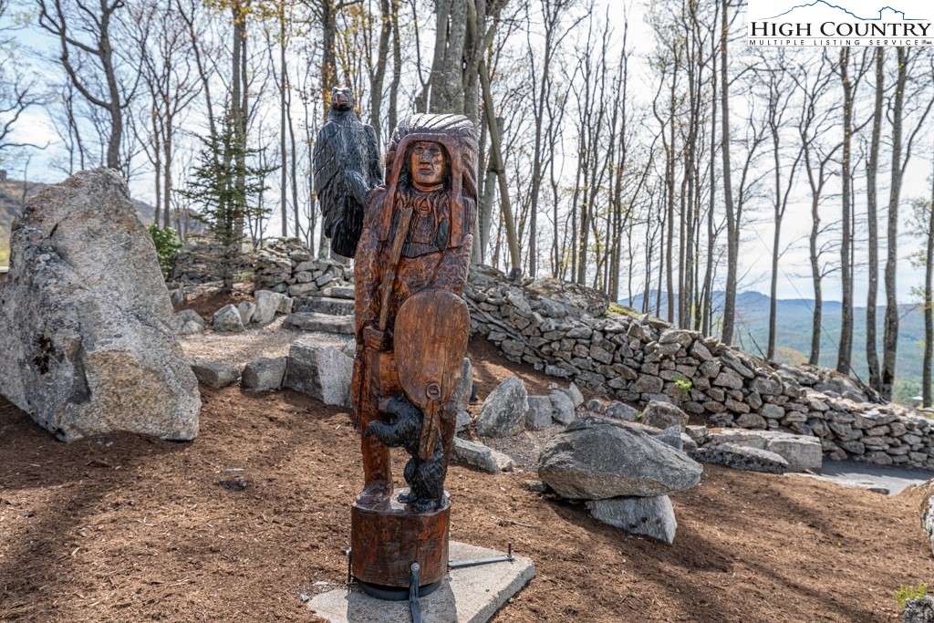 77 N Eagles Nest Trail