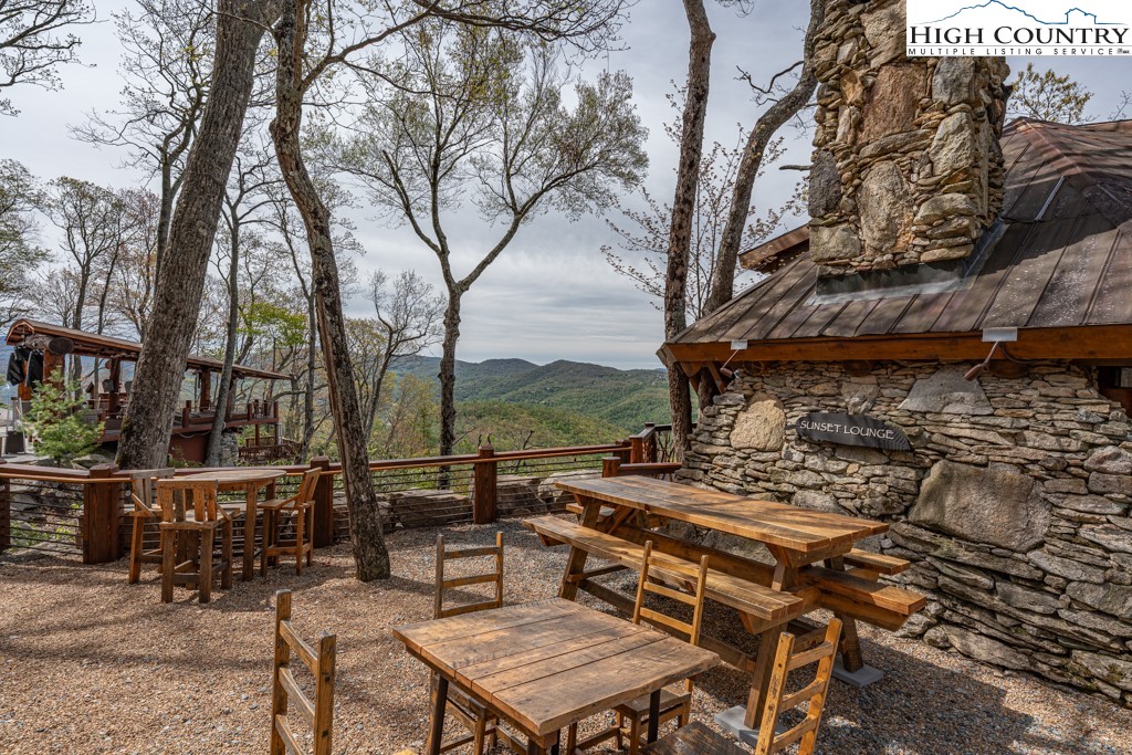 77 N Eagles Nest Trail