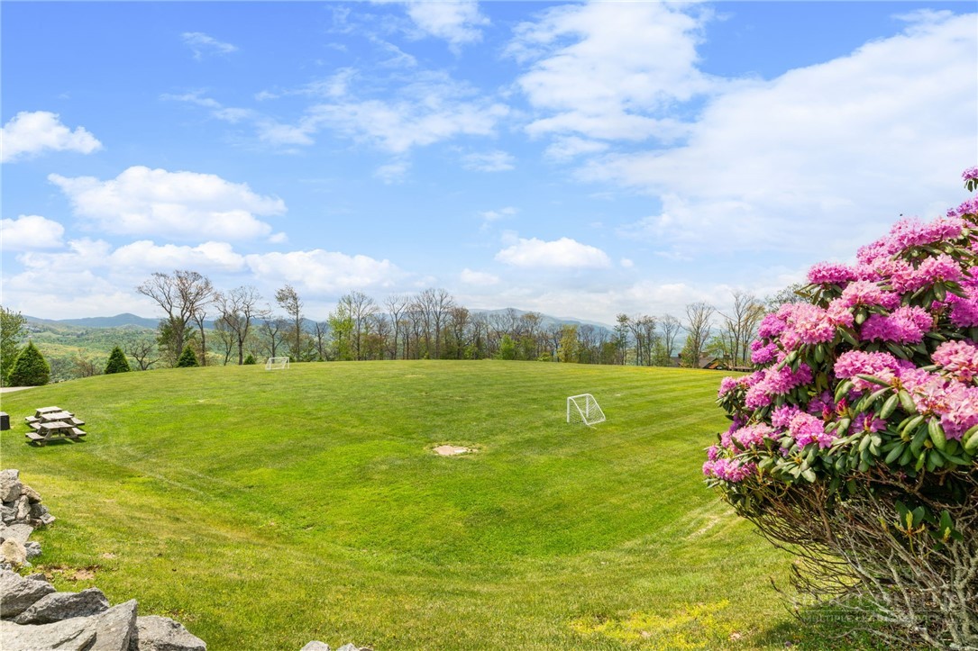 77 N Eagles Nest Trail