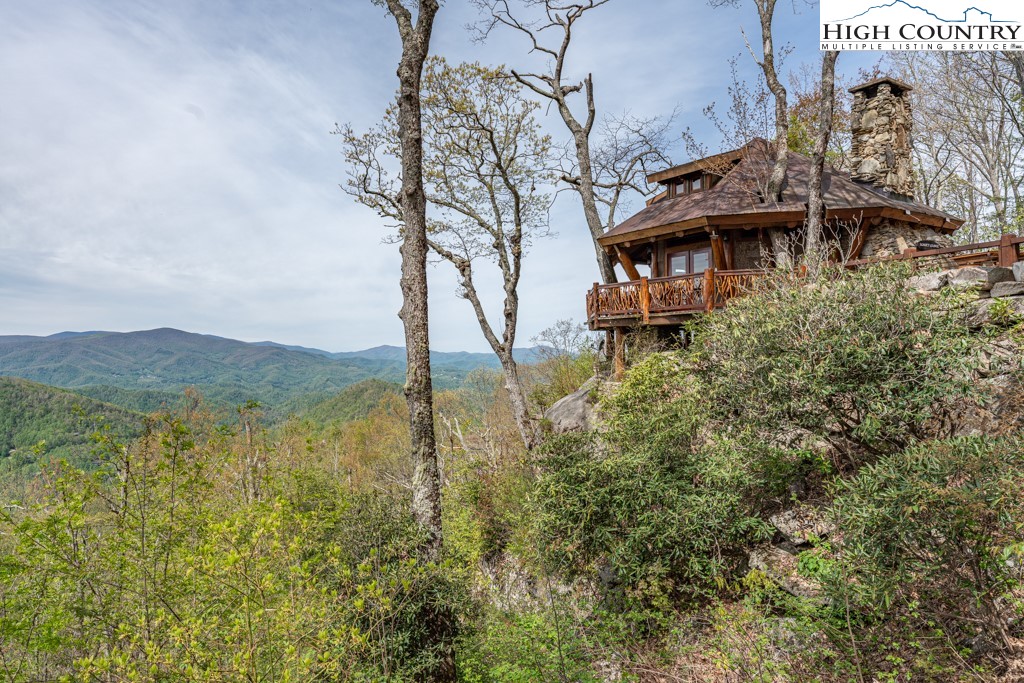 77 N Eagles Nest Trail