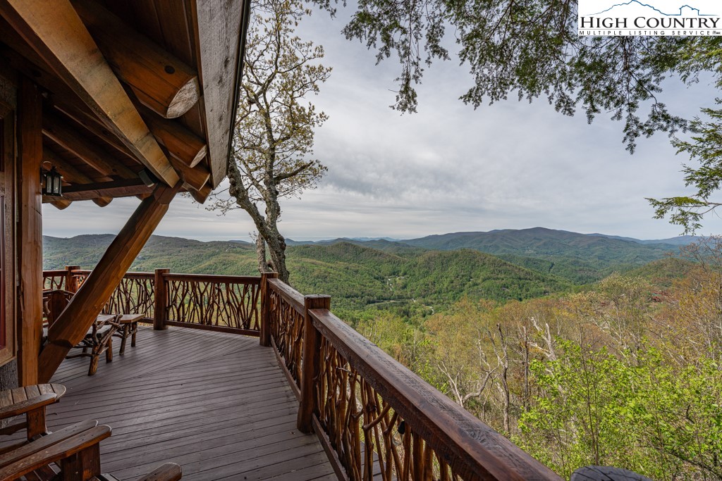 77 N Eagles Nest Trail