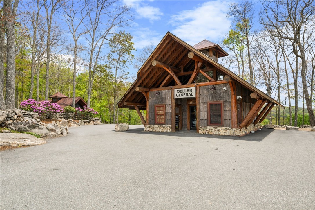 77 N Eagles Nest Trail