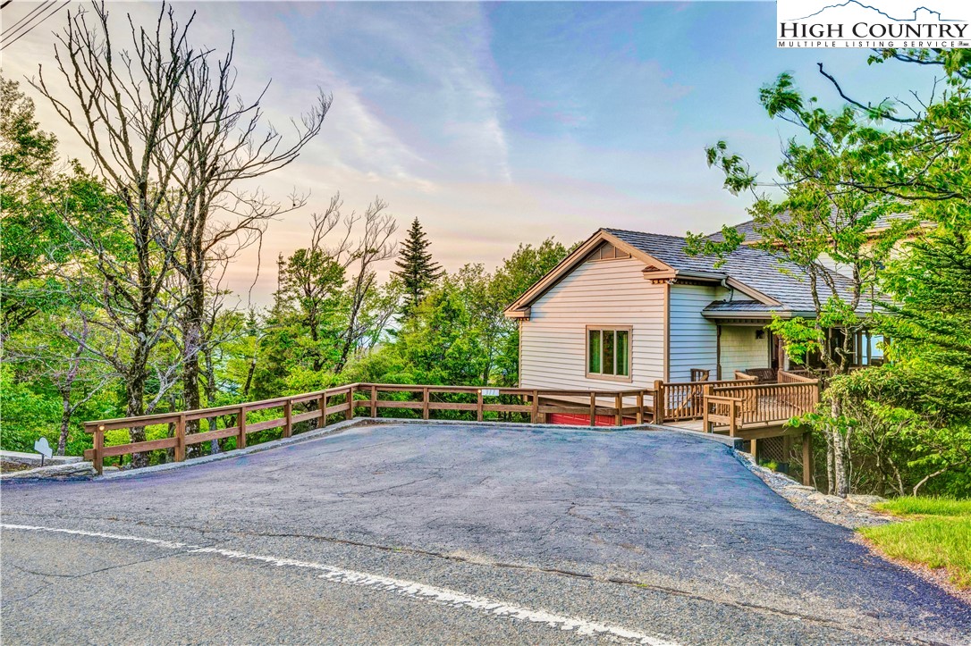 311 N Pinnacle Ridge Road