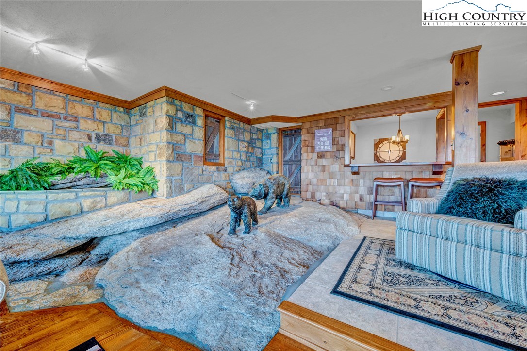 311 N Pinnacle Ridge Road