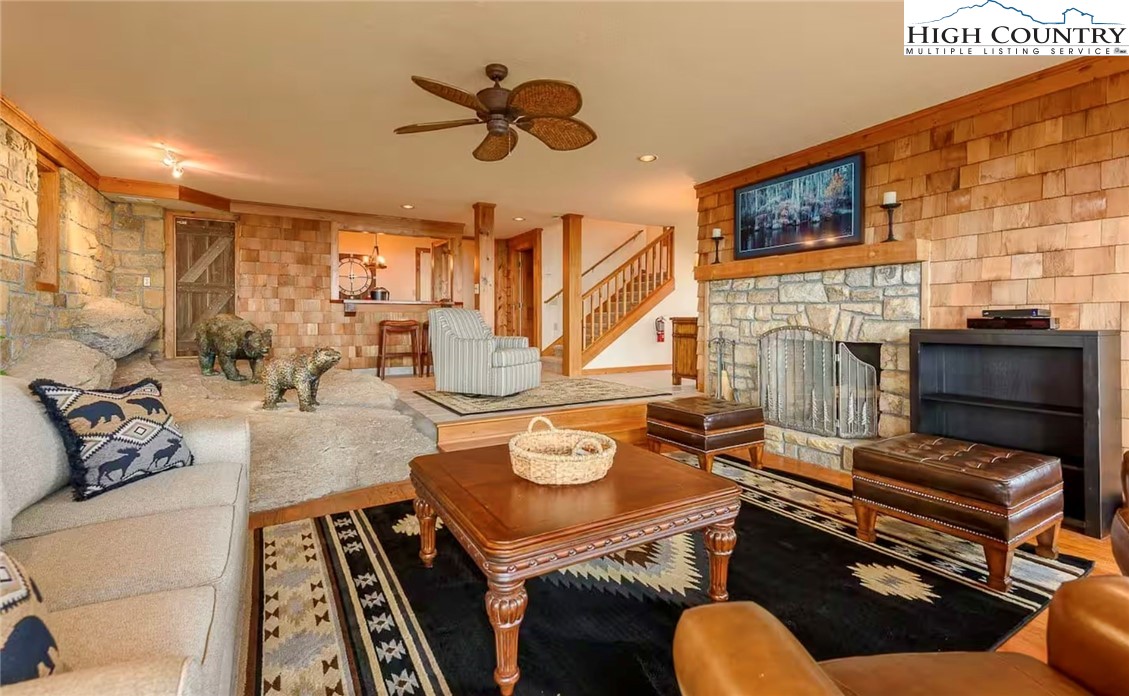311 N Pinnacle Ridge Road