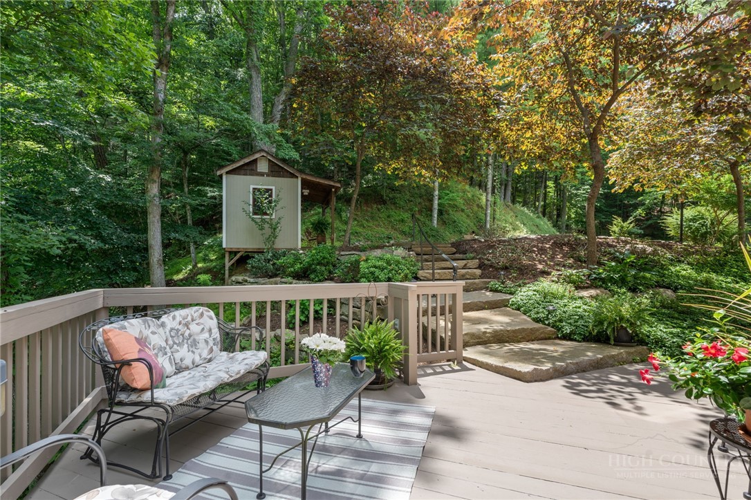 221 White Oak Trail