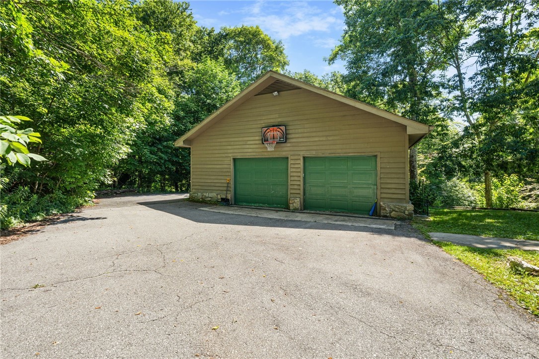 126 Rock Ledge Lane