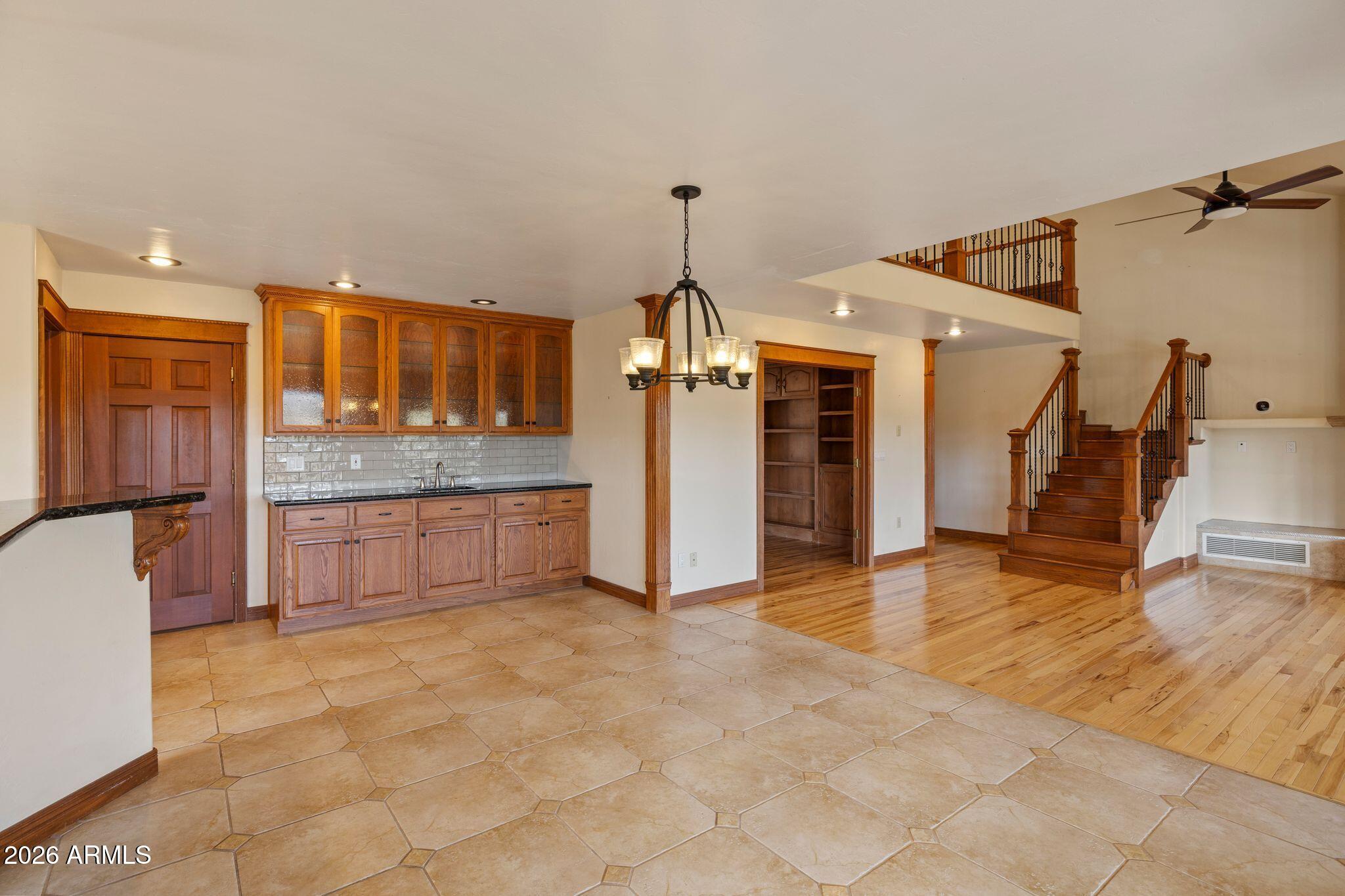 117 N EQUESTRIAN Way