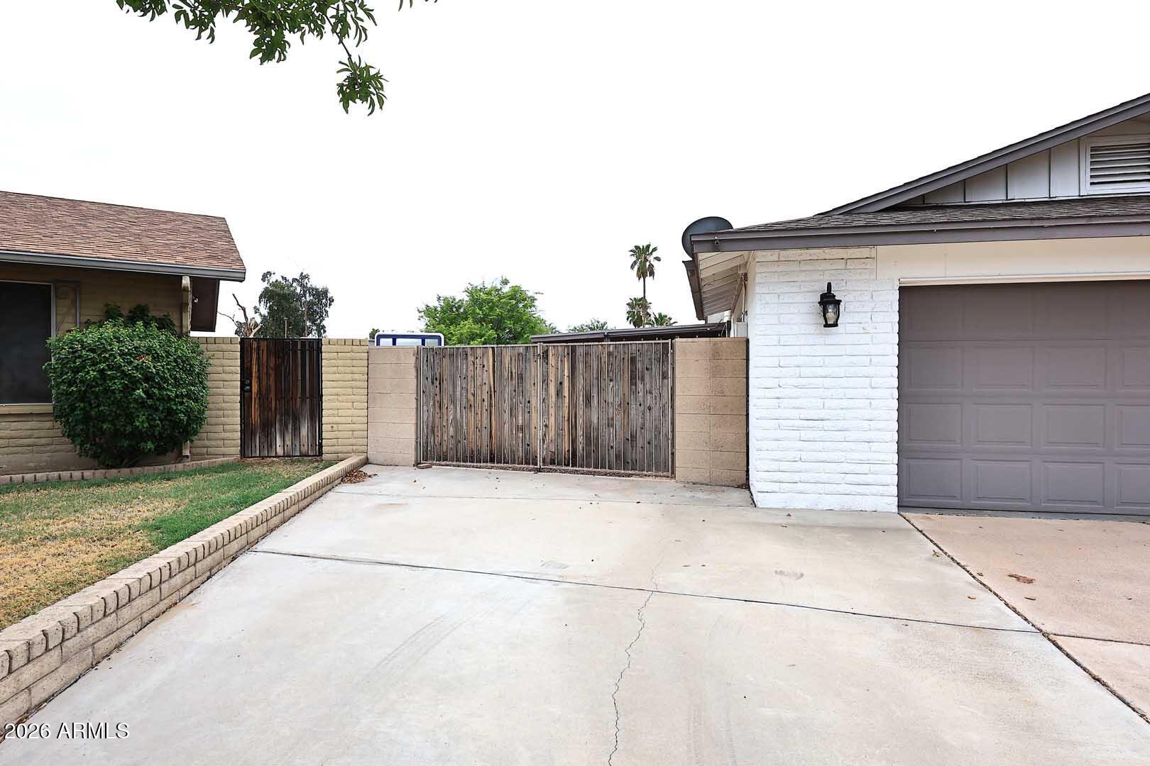 3127 W YUCCA Street