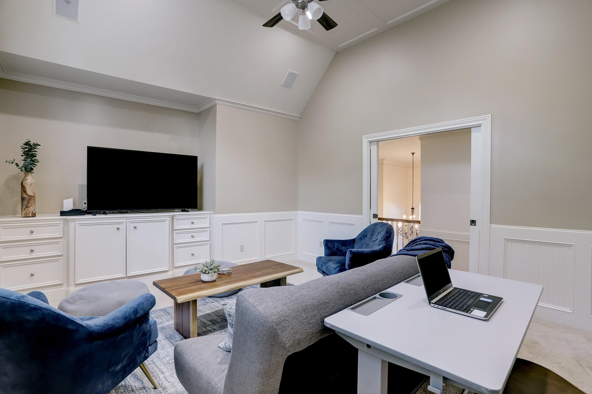 127 E Bracebridge Circle