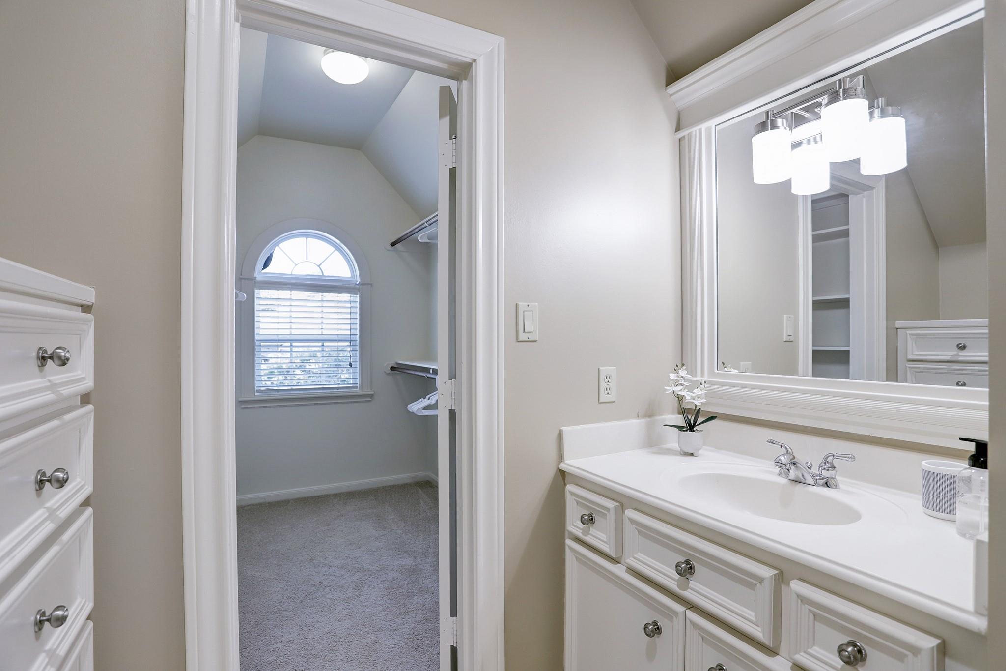127 E Bracebridge Circle