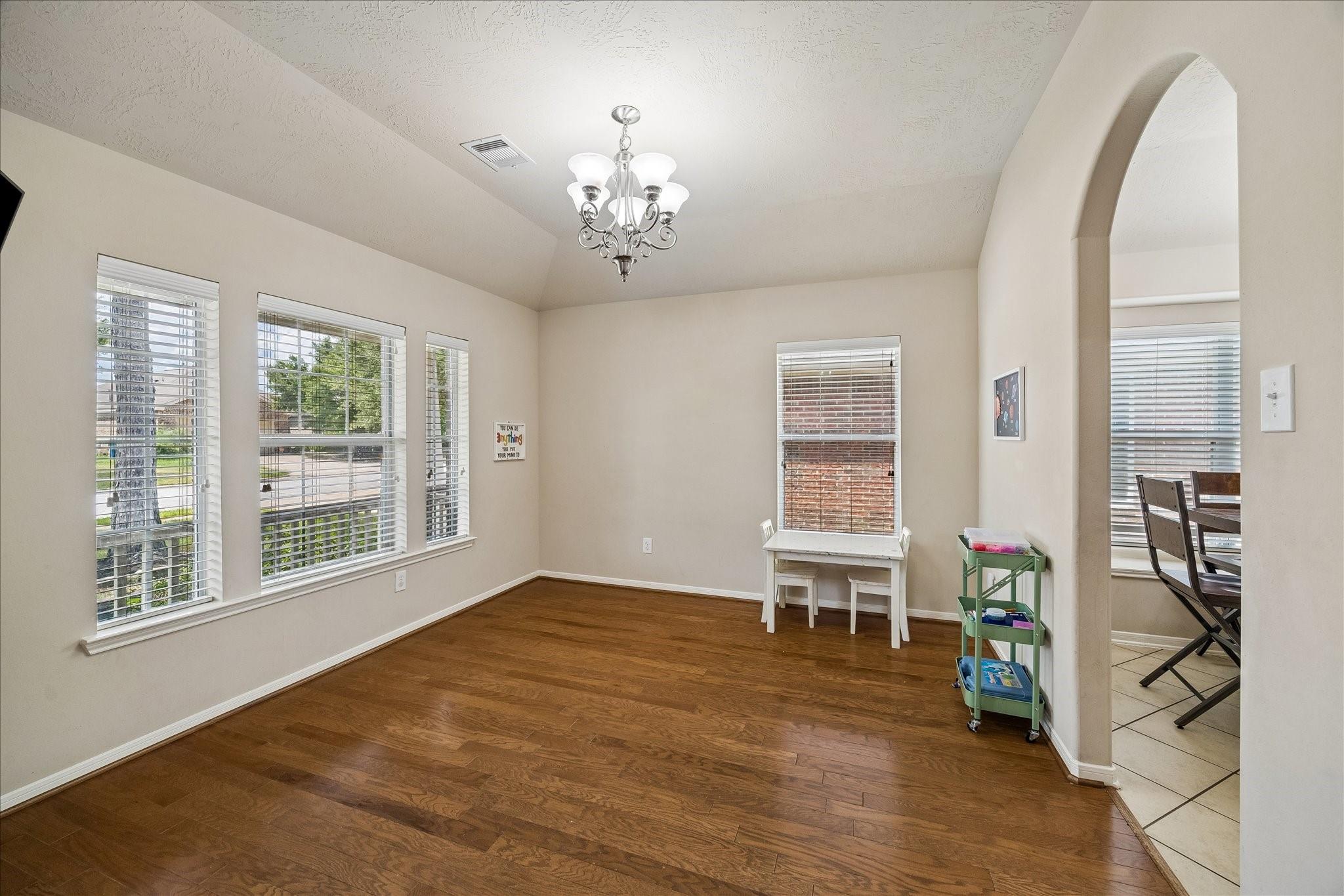 4527 Kenya Manor
