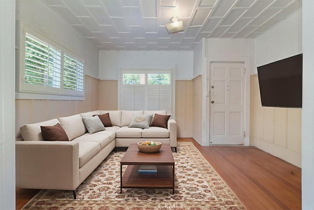 309 W Victoria Street