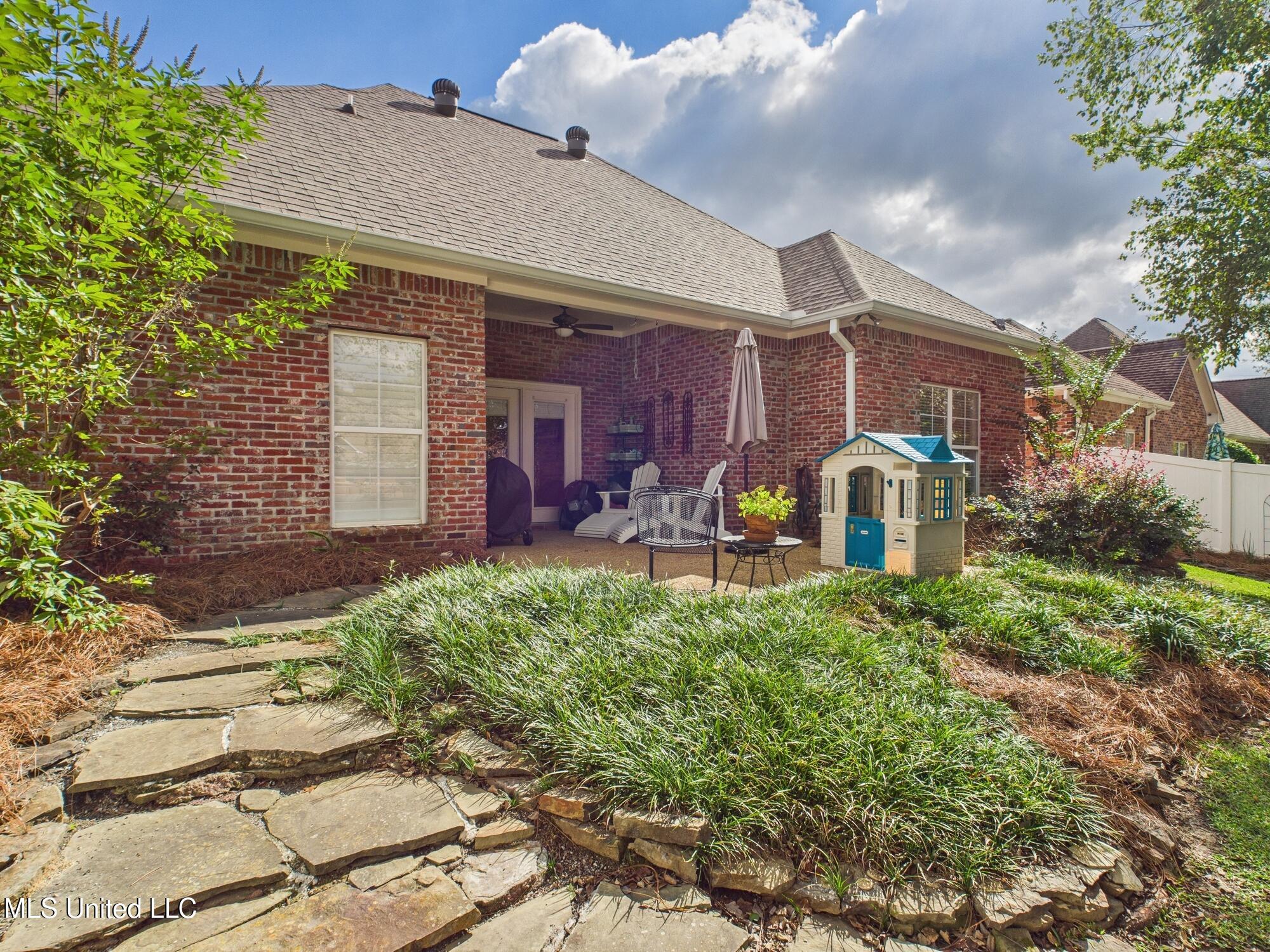 207 Geneva Boulevard