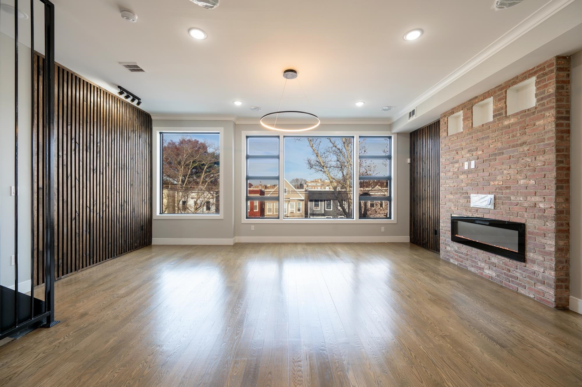 33 CARLTON AVE Unit: 1