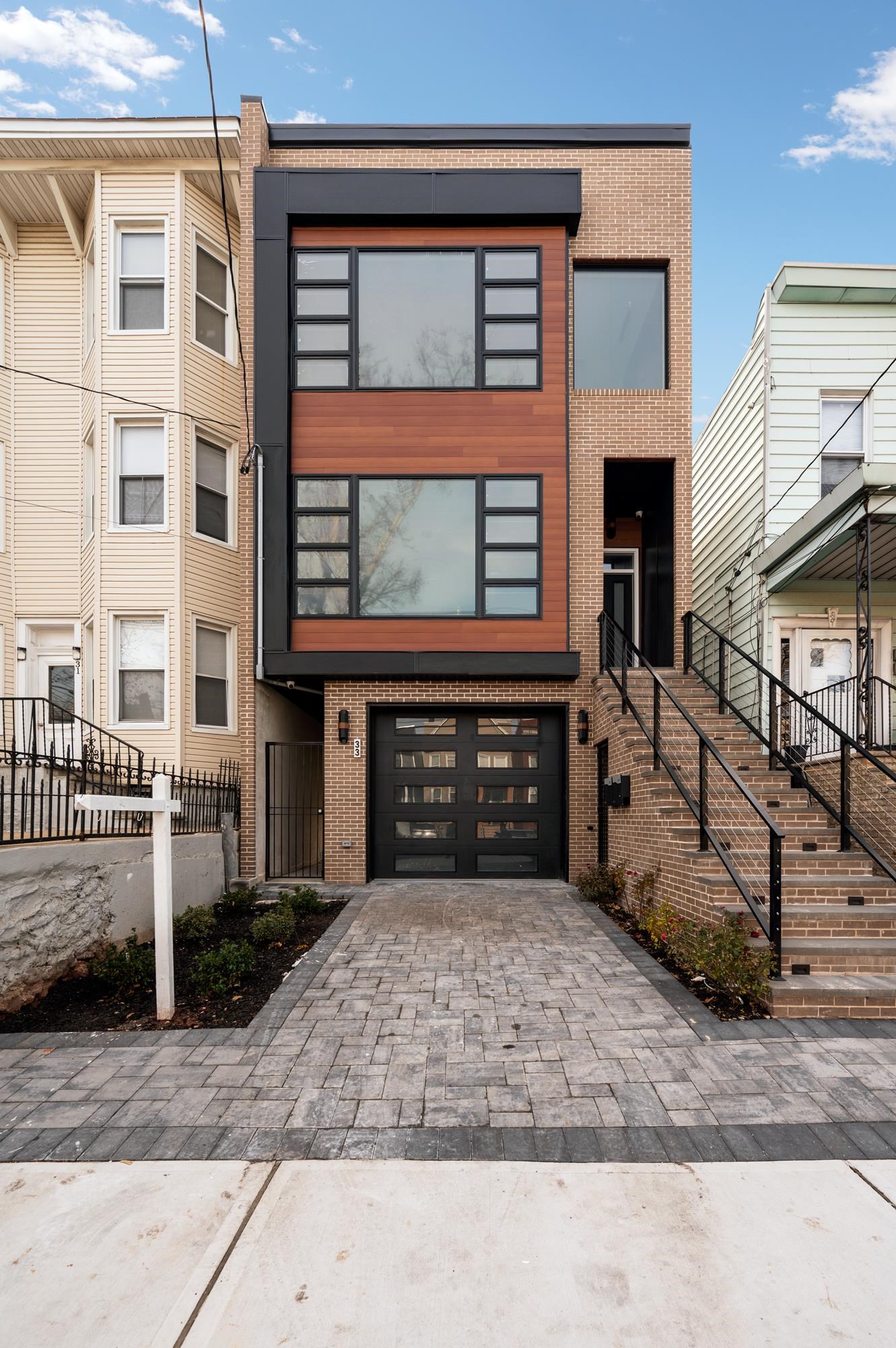 33 CARLTON AVE Unit: 1