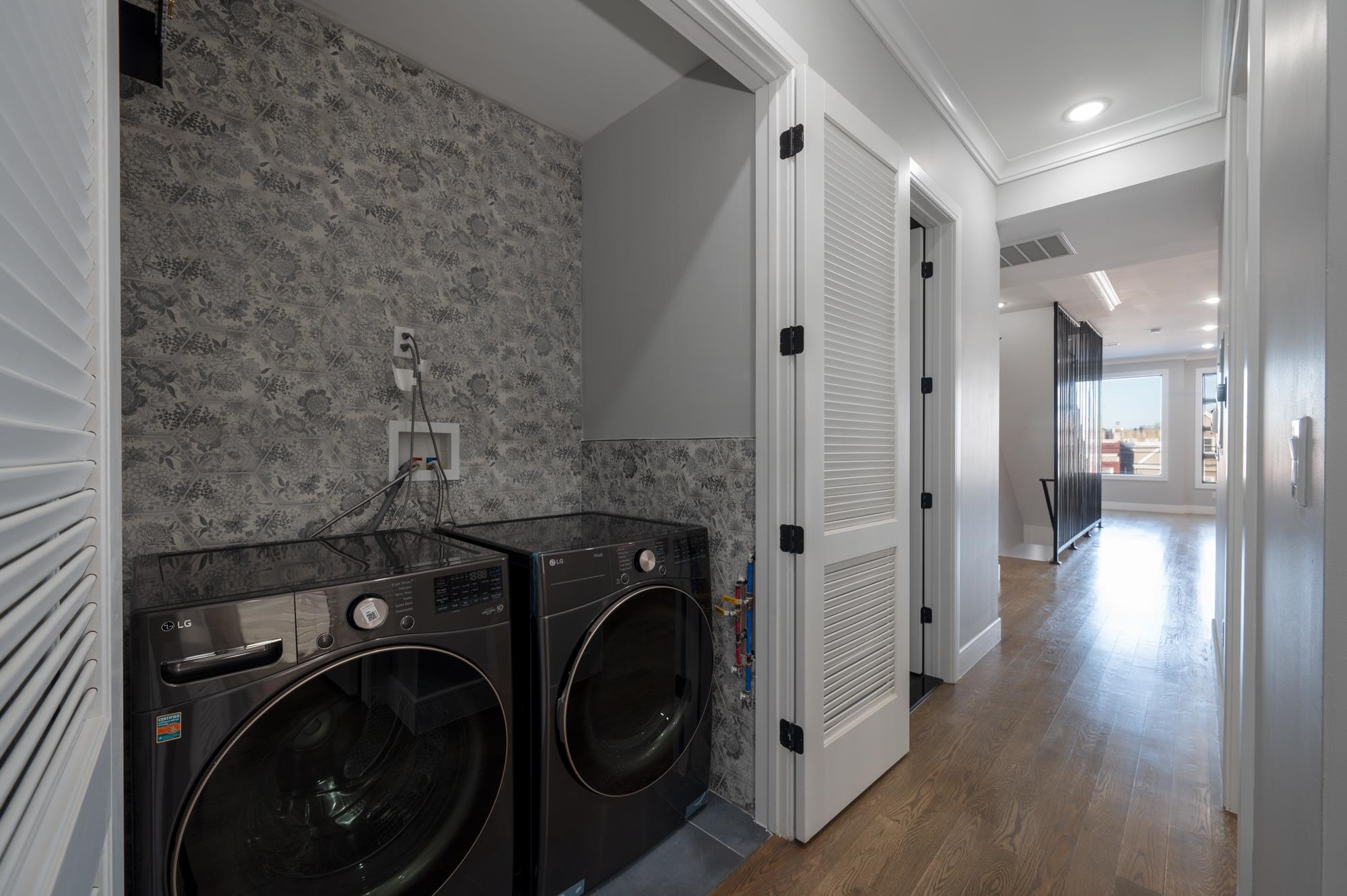 33 CARLTON AVE Unit: 1