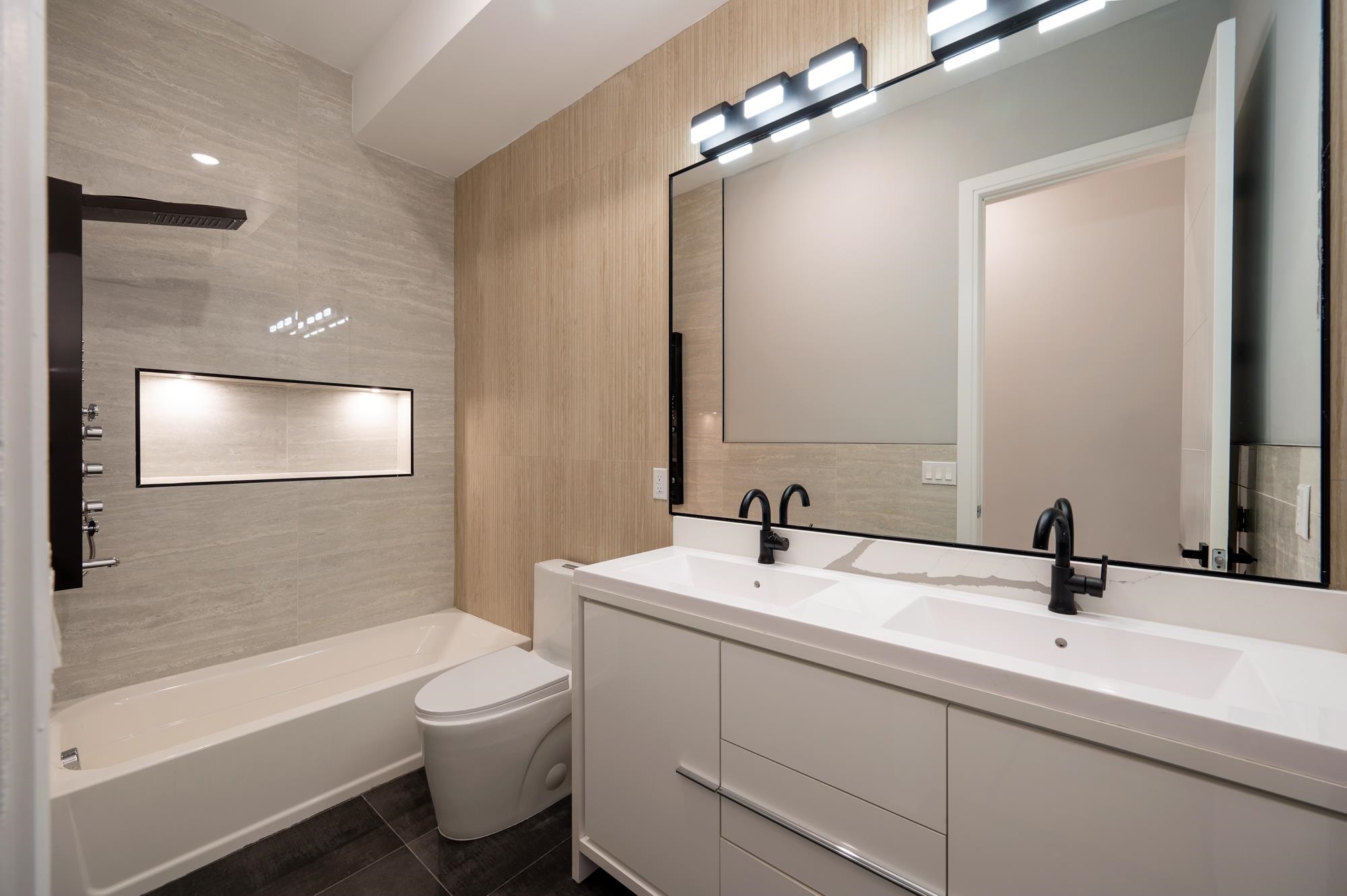 33 CARLTON AVE Unit: 1