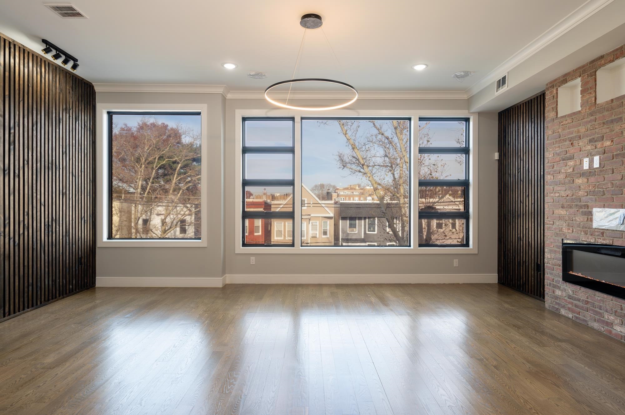 33 CARLTON AVE Unit: 1