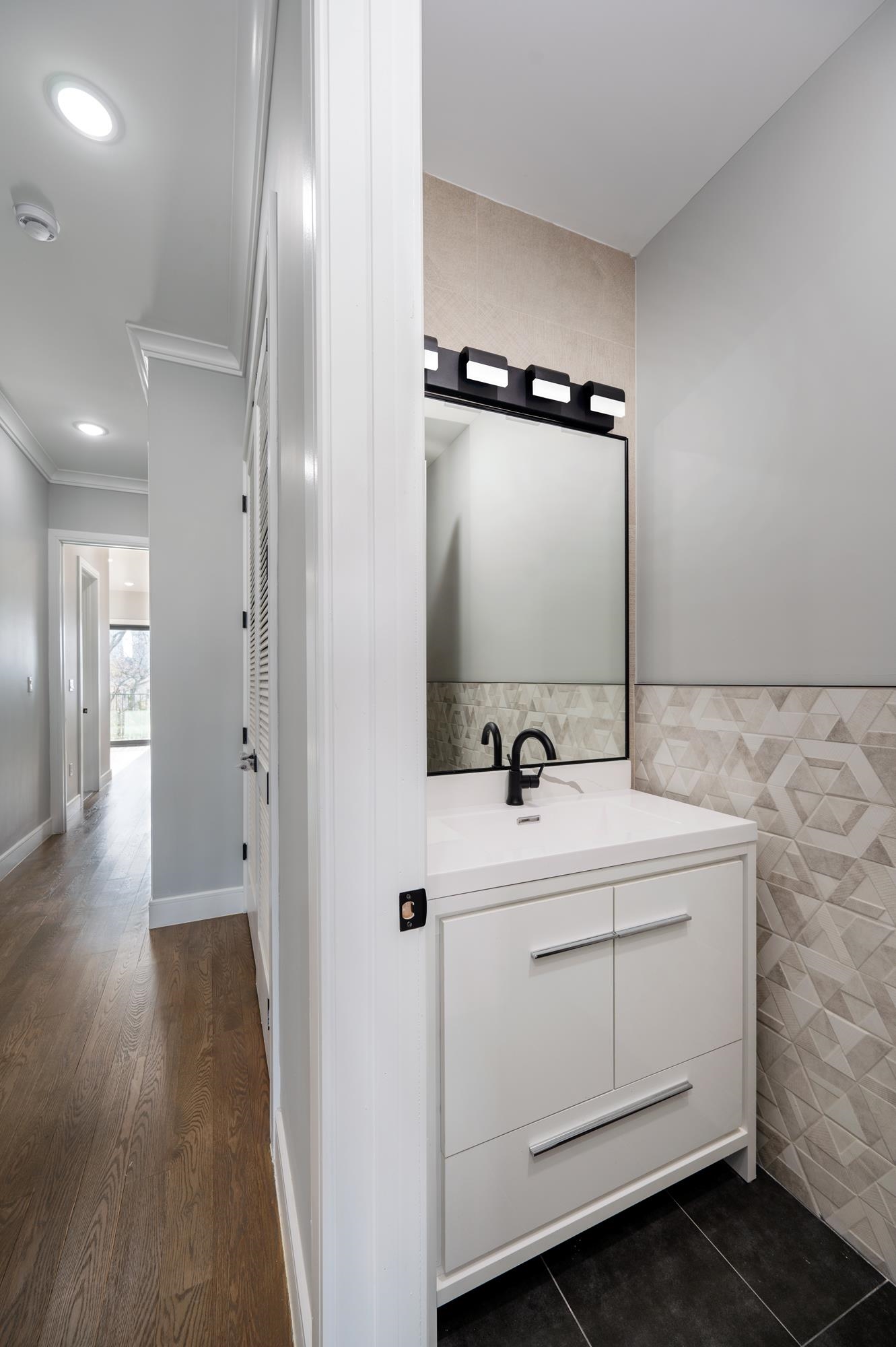 33 CARLTON AVE Unit: 1