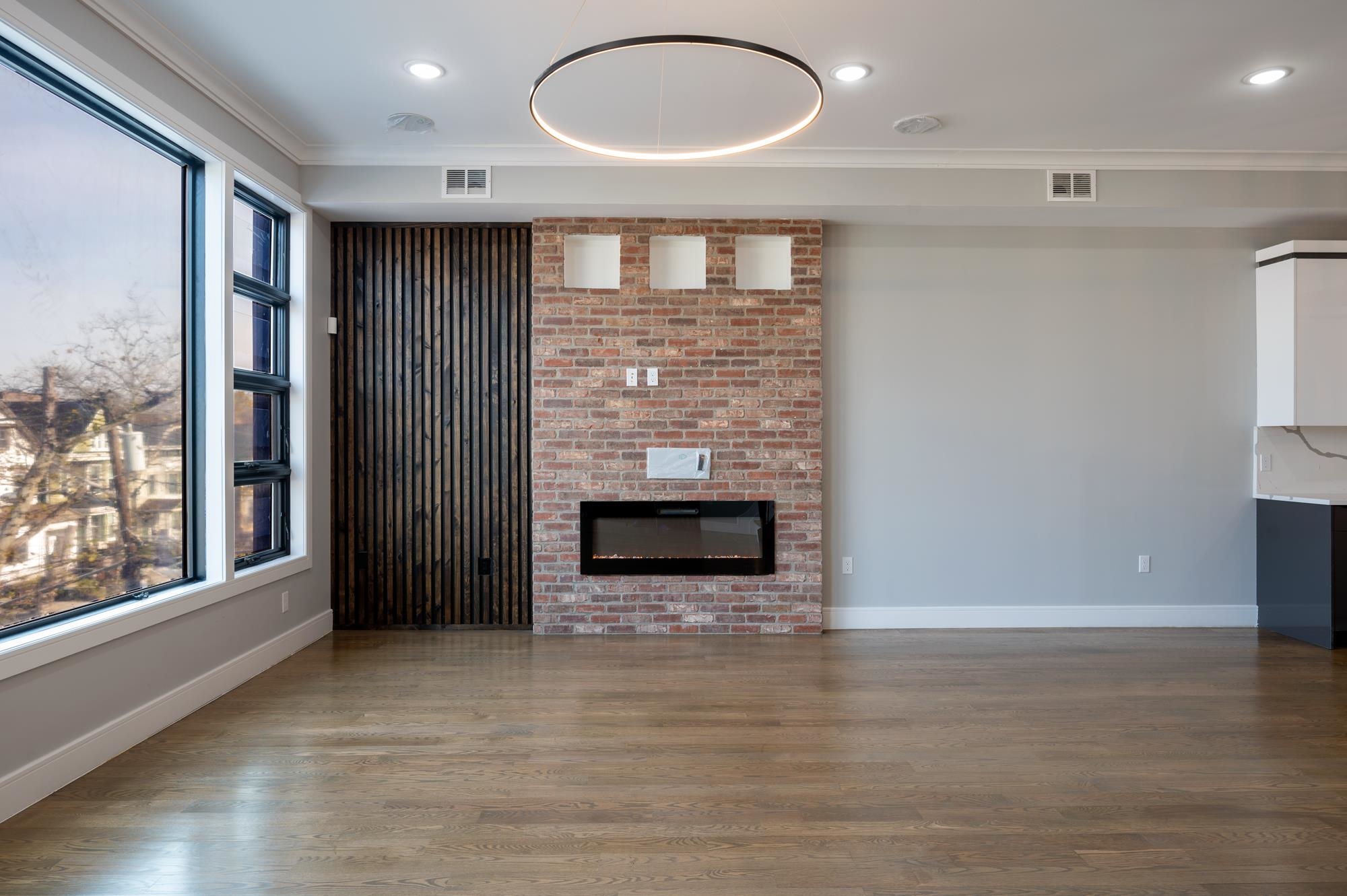 33 CARLTON AVE Unit: 1