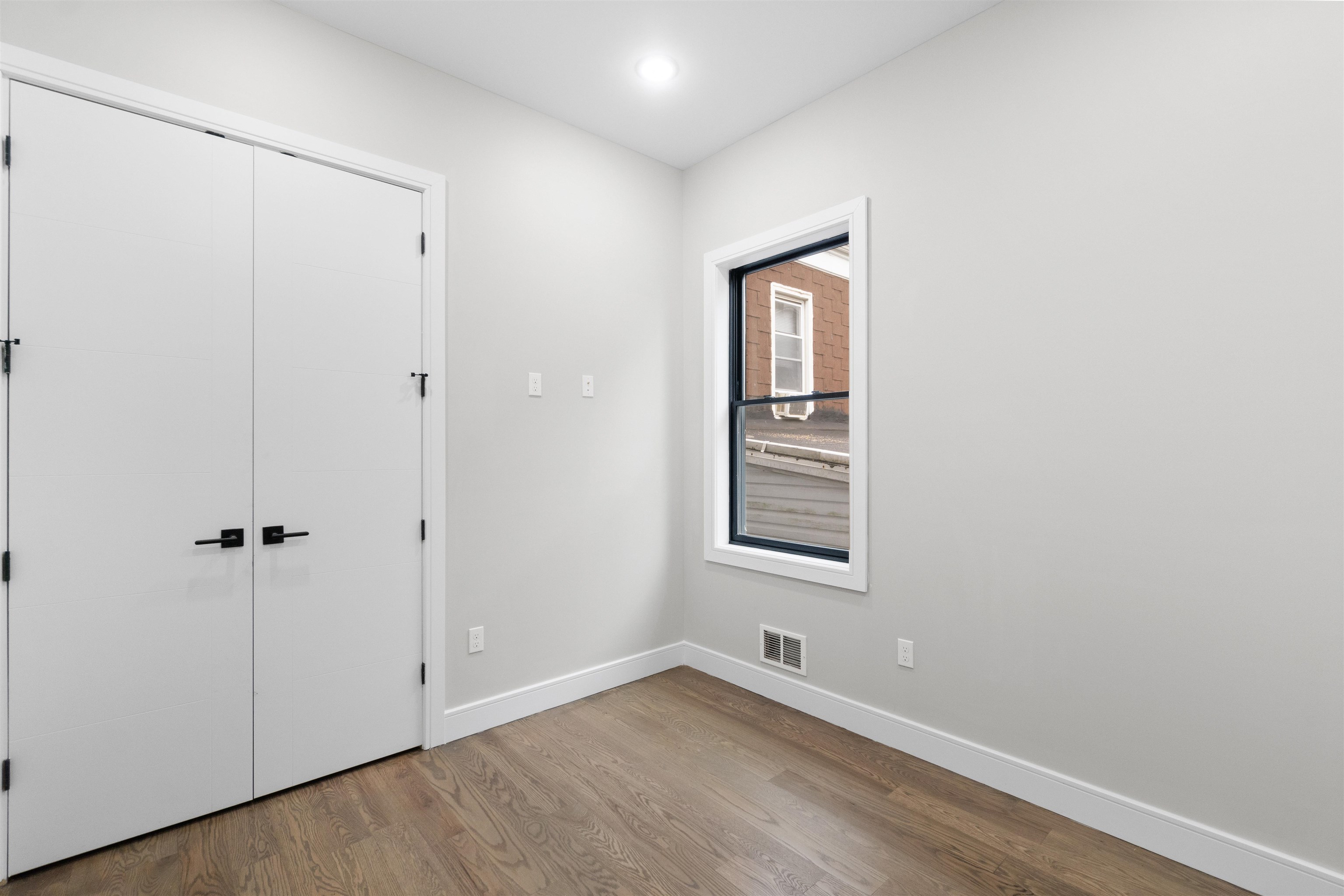 527 CENTRAL AVE Unit: 1